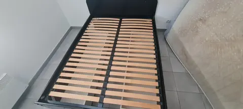 lit 140 par 200 avec sommier et coffres de rangement