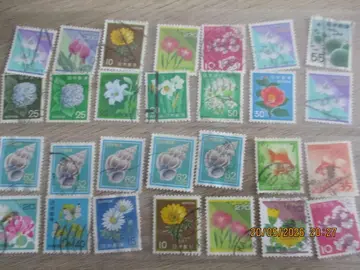 28 timbres oblitérés Japon - Fleurs et coquillages