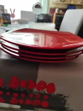 4 assiettes rouges
