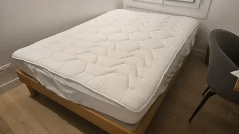 Lit 140x190, matelas, couette et draps gratuits.