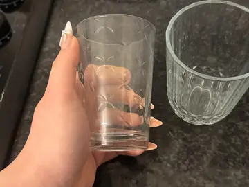 2 verre d'eau différent