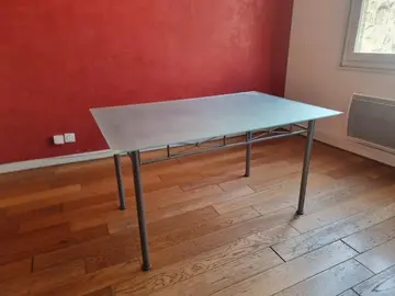 table en métal, plateau en verre