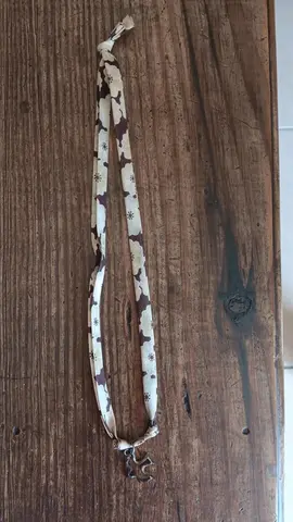 Collier en tissu marron avec 1 colombe 52 cm de long