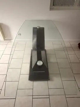 Belle table en verre avec pieds en bois