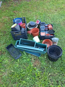 Lot de pots et jardinières en plastique
