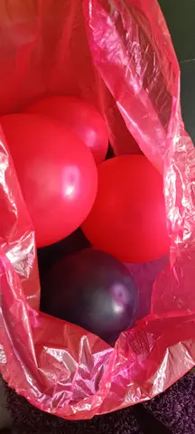 plusieurs sacs de ballons gonflés