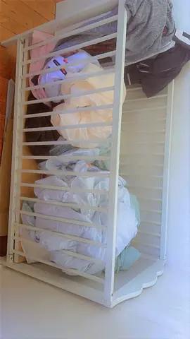 lit bébé à barreaux en bois blanc