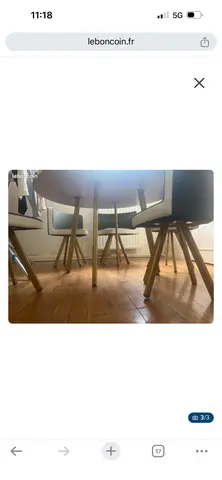 table ronde marbre et pieds dorés avec 6 chaises grises en similicuir