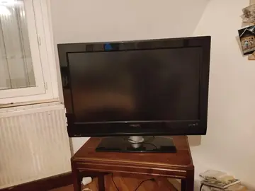 un écran tv sans tnt et un matelas fauteuil