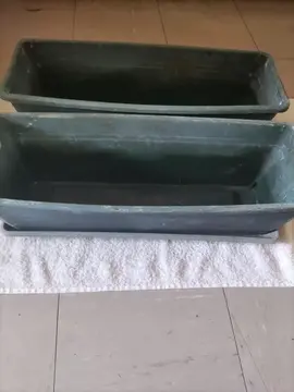 deux anciennes jardinières en plastique.