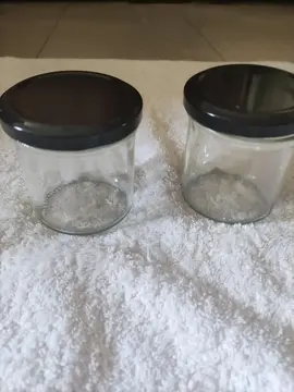 deux. petits pots en verre avec couvercle.