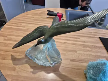 Décoration oiseau sur socle de verre