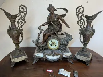 Horloge et ornements de cheminée