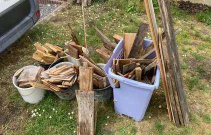 Chutes et planches de bois