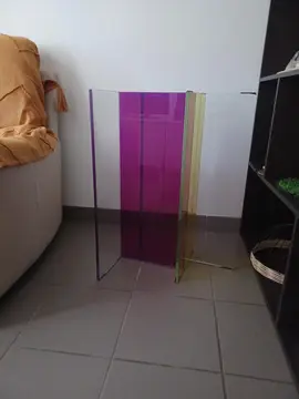2 colonnes en verre trempé de couleurs