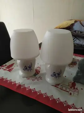 Petite lampe de lecture et deux petites lampes de chevet