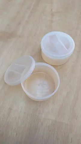 2 tupperwares plastique avec couvercles vissables