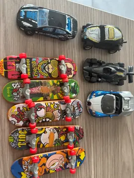 lot de mini skates et petites voitures