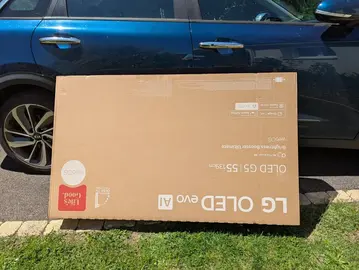 TRES GRAND CARTON DE TV