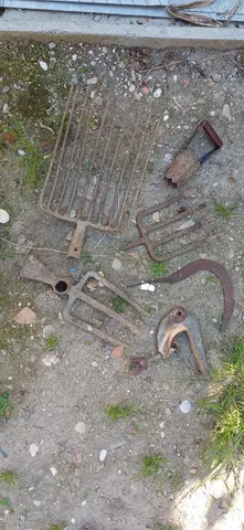 Outils de jardinage anciens et rouillés