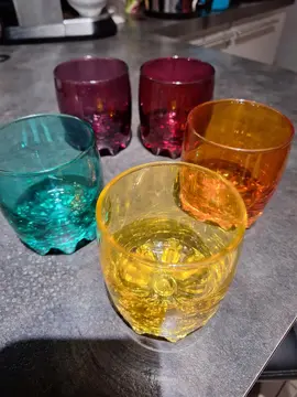 5 verres colorés en tres bon etat