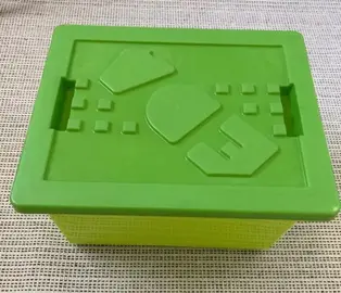 boîte en plastique avec couvercle