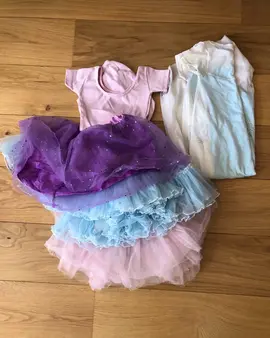 3 tutus, 1 justaucorps et 1 déguisement Reine des Neiges