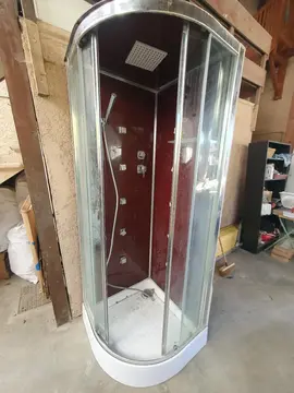 Donne cabine de douche avec jets (fonctionne mais à nettoyer)
