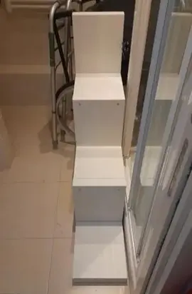 étagère escalier blanche