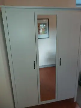 Lot : armoire, éléments dressing, tapis