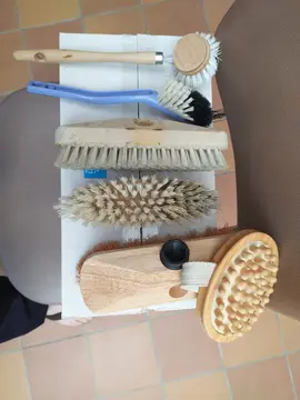 2 brosses à manche, ( la vaissellle ), 3 brosses pour serpillère, une brosse de massage