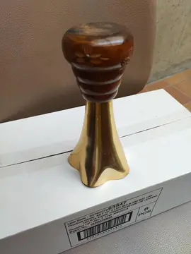 Vase en laiton original et décoratif avec pied en bois un peu travaillé