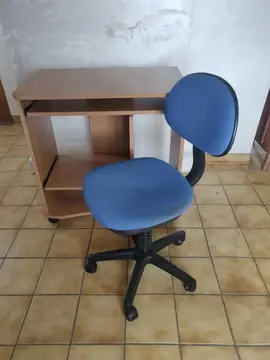 bureau d'ordinateur plus chaise