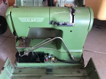 donne vieille machine à coudre