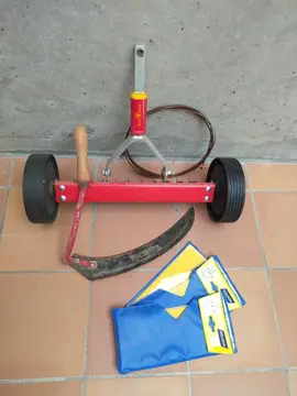 1 scarificateur mécanik, une faucille, 3 pqts neufs papier de verre, + aiguille d'électricien