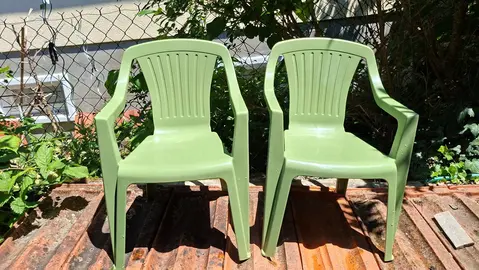 Deux fauteuils en plastique pour enfants