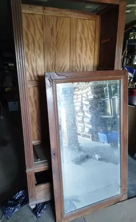 armoire à restaurer 1 porte miroir, un tiroir avec clé et un tiroir en dessous