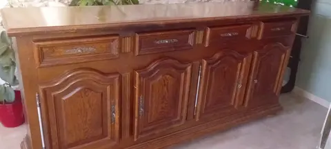 donne buffet en bois massif avec 1 rayure sur le plateau 4 tiroirs 4 placards. l 55 cm et L 235 cm