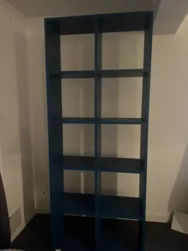 Donne étagères bleues pratique Maison du monde pour le rangement. Dimensions 187 x 35 x 87