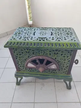 Ancien poêle en fonte émaillée