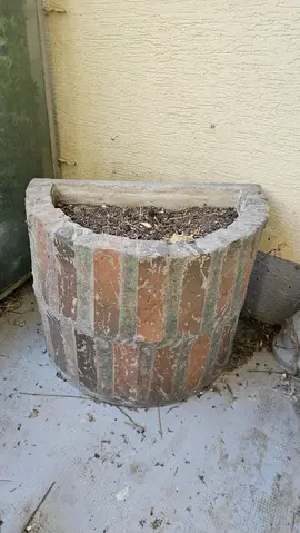 gros pot de fleur en brique
