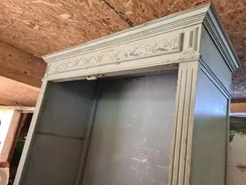 armoire en bois avec portes vitrées