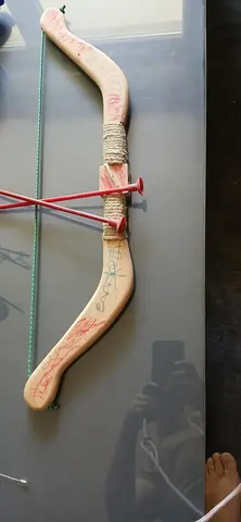 arc en bois avec deux flèches en caoutchouc