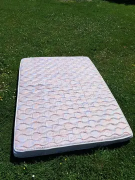 matelas 140x190. 13cm épaisseur. Matière viscose.Premier arrivé premier servi . RDV 18 H 30 a 20 h3