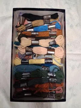 Fils DMC pour canevas de différentes teintes