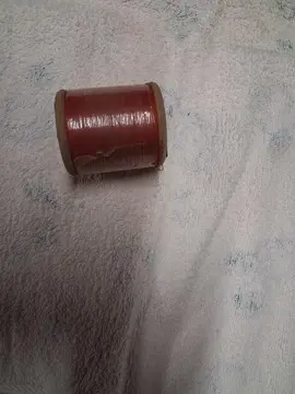 Bobine fils cordonnier teinte rouge.