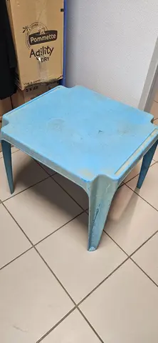 table en plastique pour enfant