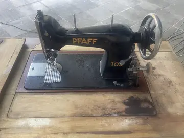 machine à coudre ancienne Pfaff avec pédalier
