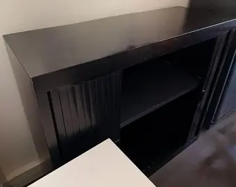 Petite armoire de bureau à rideaux coulissants