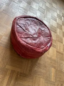 pouf en cuir rouge